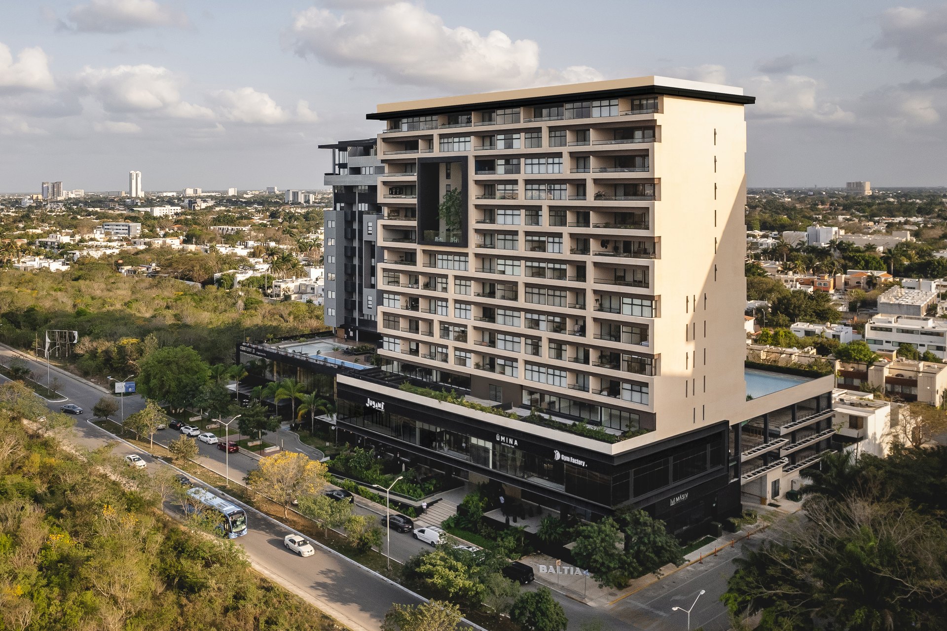 Báltia, en Mérida, diseñado por Arkham Projects: el edificio visto desde el aire, entre la vegetación y la ciudad