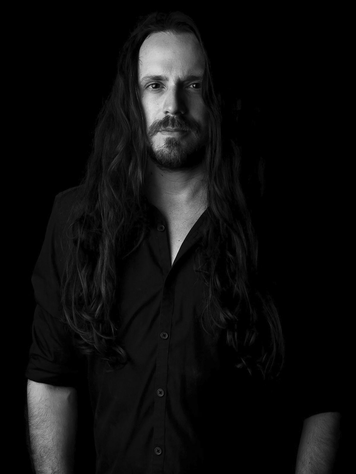 Retrato de Min Peniche, director creativo y cofundador de Arkham Projects